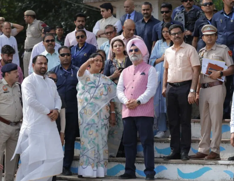 मुख्यमंत्री ने किया यमुना के सफाई कार्यों का निरीक्षण